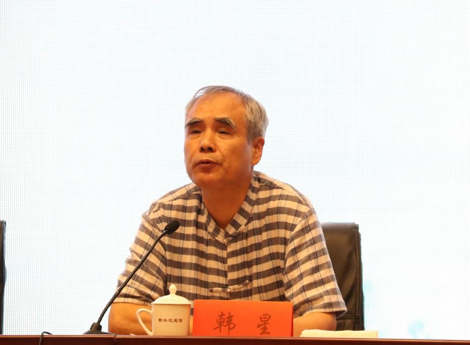 8韓星教授做學(xué)術(shù)總結(jié).jpg 8韓星教授做學(xué)術(shù)總結(jié).jpg