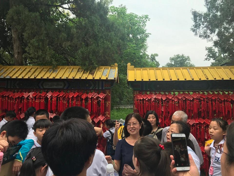 代春敏老師給學(xué)生現(xiàn)場(chǎng)教學(xué).jpg 代春敏老師給學(xué)生現(xiàn)場(chǎng)教學(xué).jpg